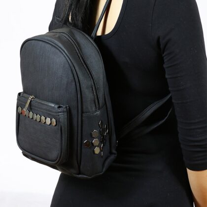 Zımbalı Sırt Çantası Siyah Renk