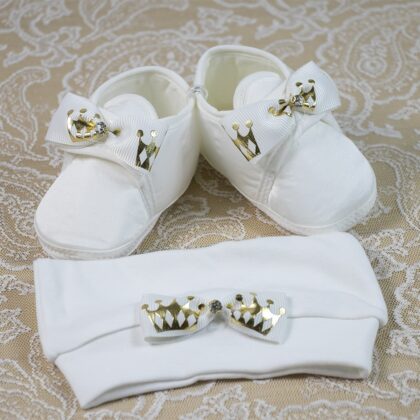 Beyaz Fionklu Taç Desenli Başlıklı Erkek Bebek Patiği
