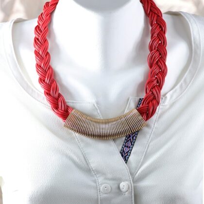 Deri Kolye Kırmızı Saç Örgülü Model