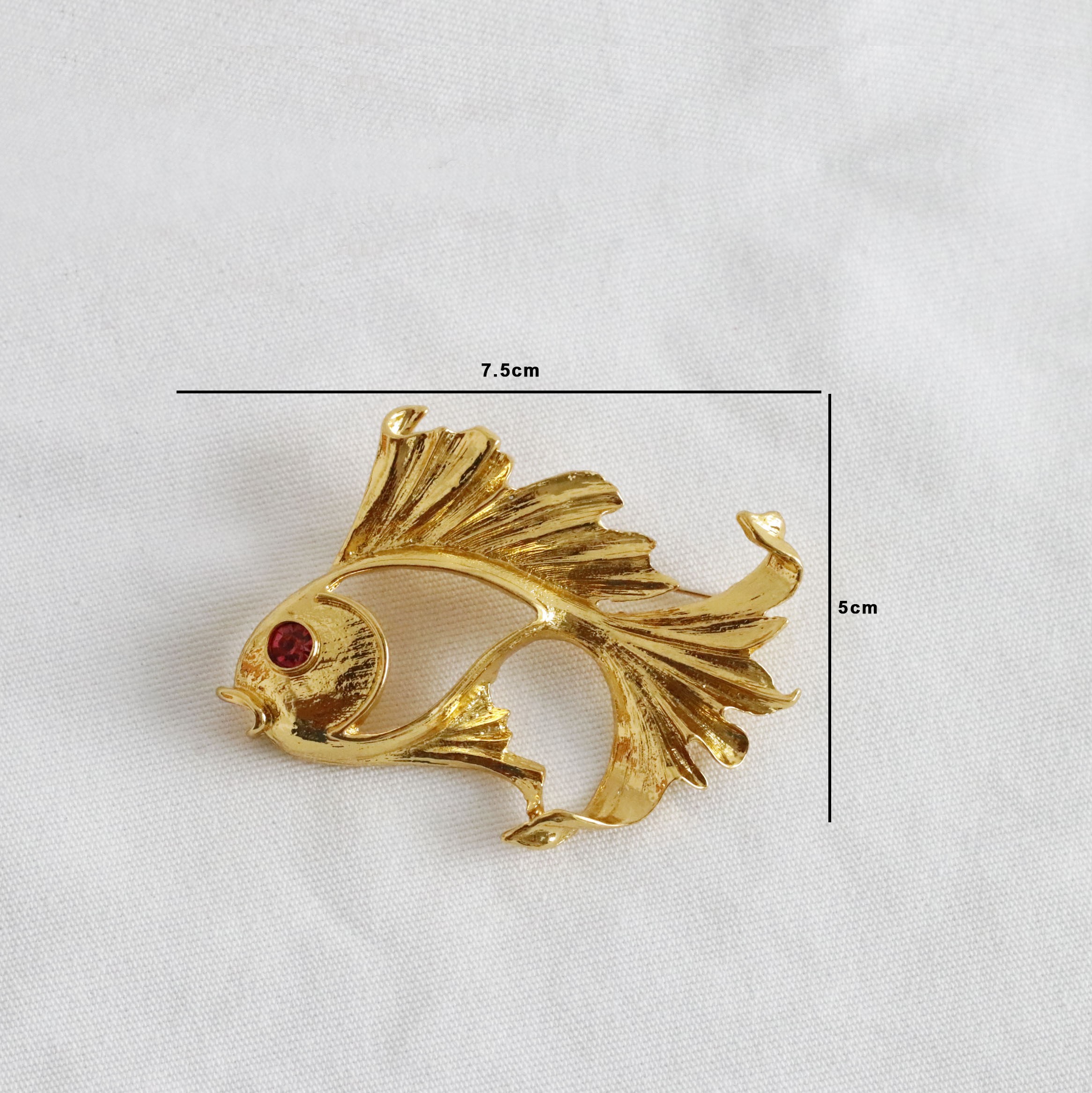 FashionMoon Uğurlu Kırmızı Gözlü Gold Renk Balık Yaka İğnesi Broş - Görsel 2