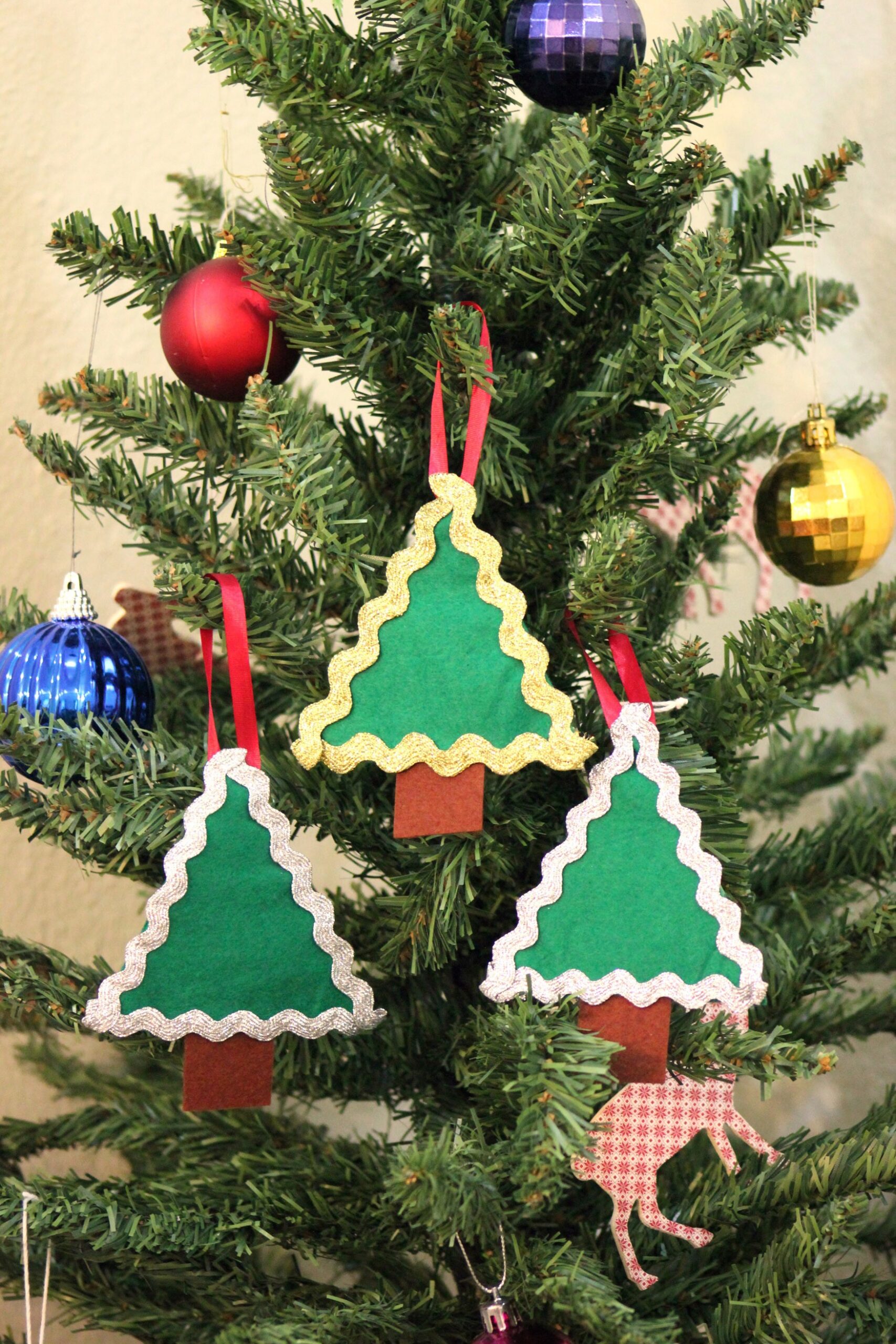 El Yapımı Keçeden Sutaşlı Çam Ağacı Yılbaşı Süsü Üçlü Set