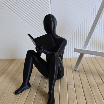 Kitap Okuyan İnsan Figürü 3D Heykel