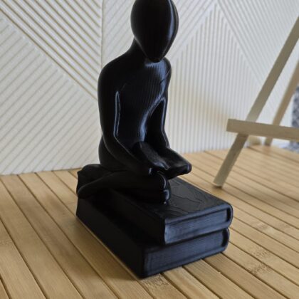 Kitap Üstüne Oturan İnsan Figürü 3D Heykel